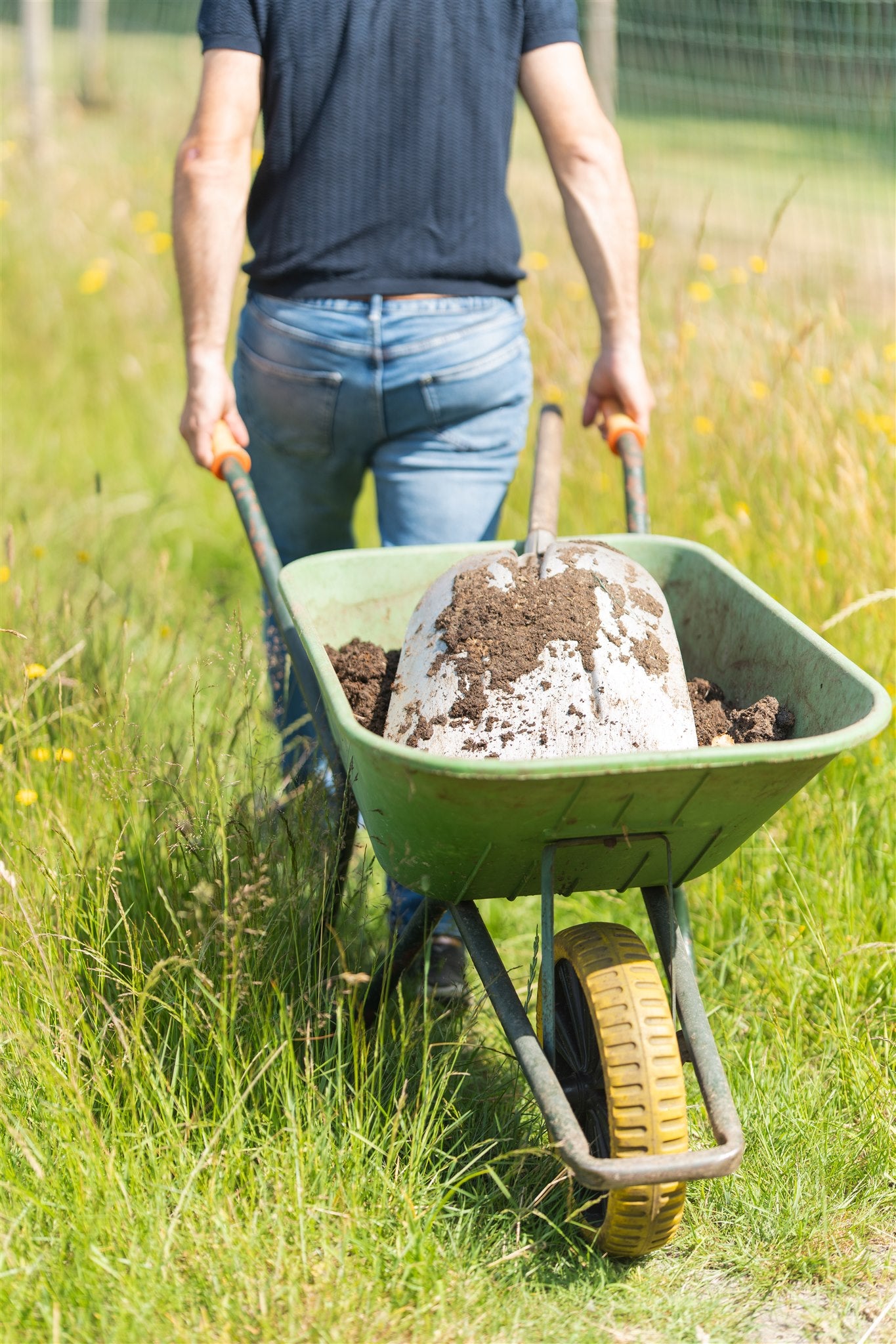 compost in de weide kruiwagen